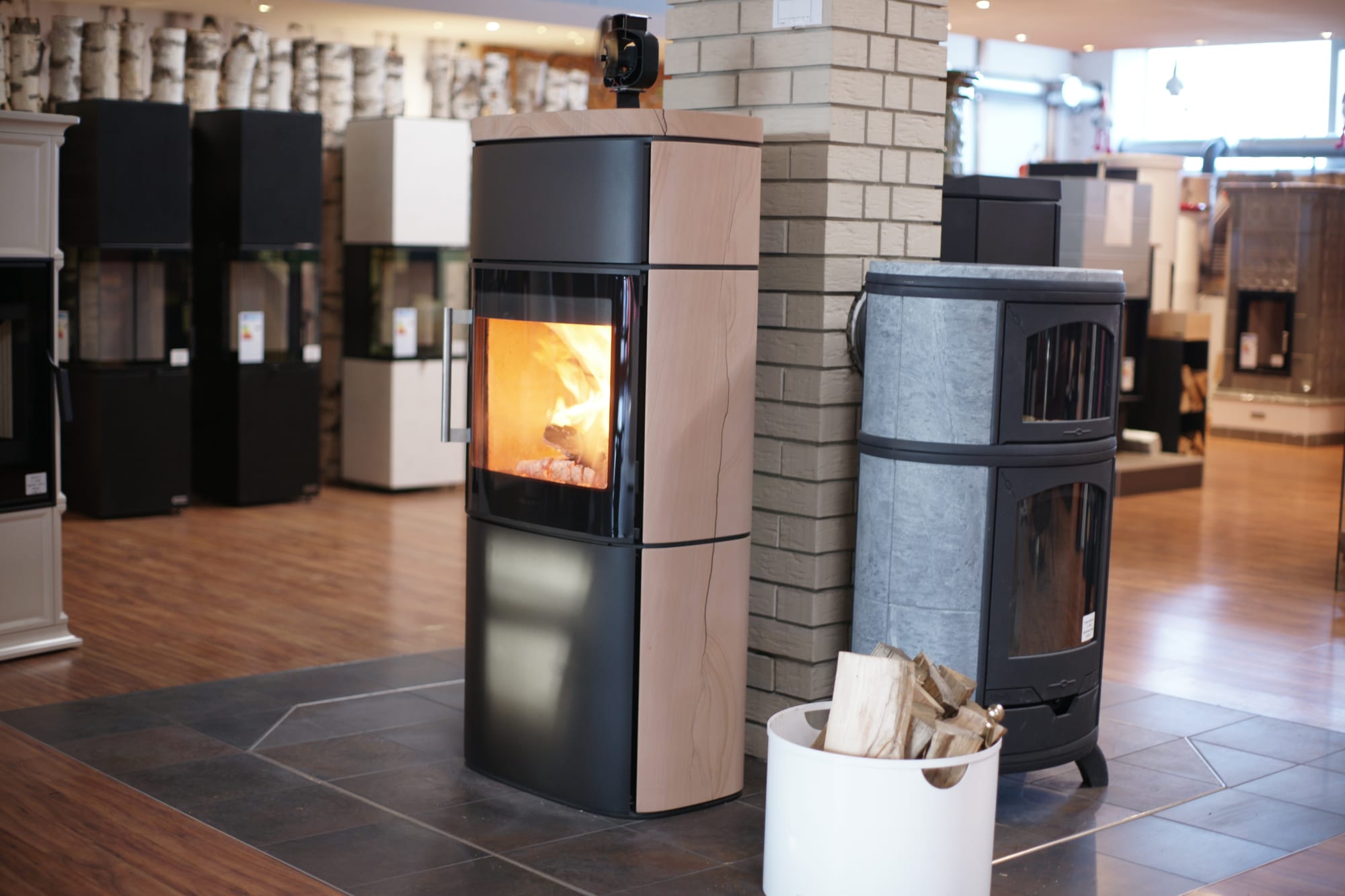 Moderner Kamin in der Ausstellung